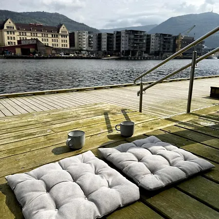 Modern Right On The Dock - Near Downtown Apartment *