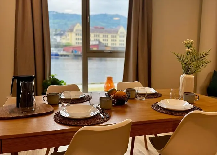 Modern Right On The Dock - Near Downtown